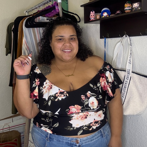 Meet your Posher, Damaris - Picture 1 of 2